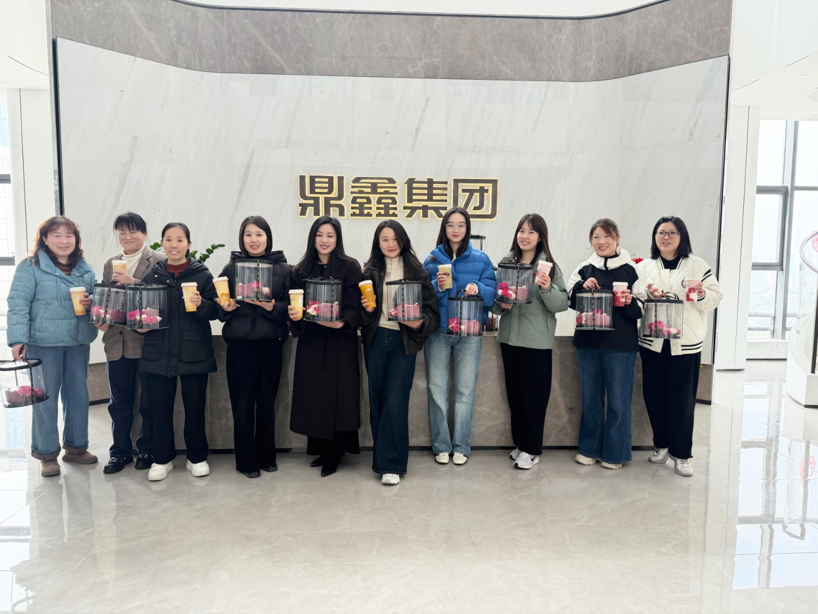 鼎鑫集團(tuán)女神節(jié)送福利   鮮花蛋糕奶茶暖人心